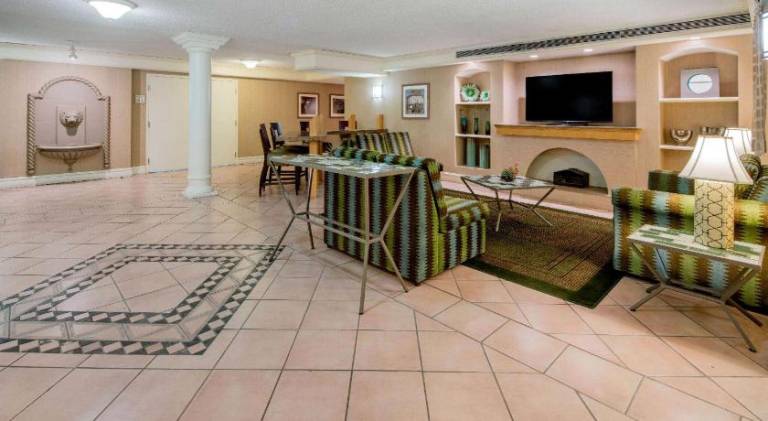 La Quinta Inn & Suites by Wyndham Irvine Spectrum — photo 3