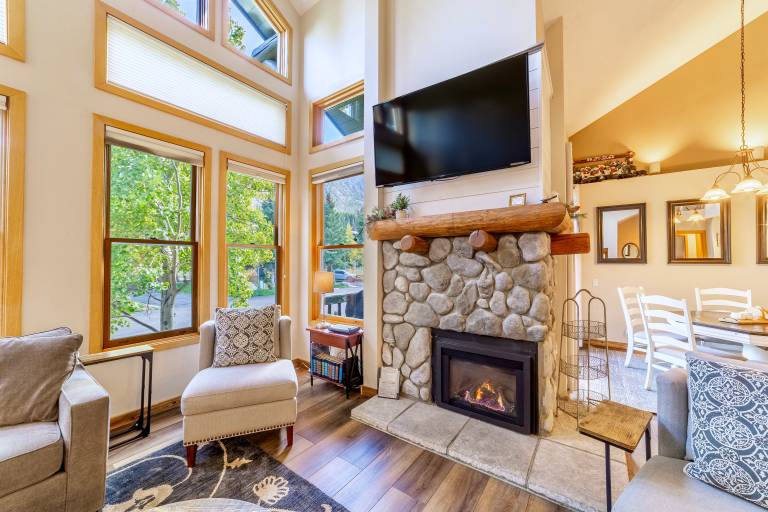 Family-friendly big vacation home with grill & jacuzzi | Mountain view | Pets are welcome — photo 3