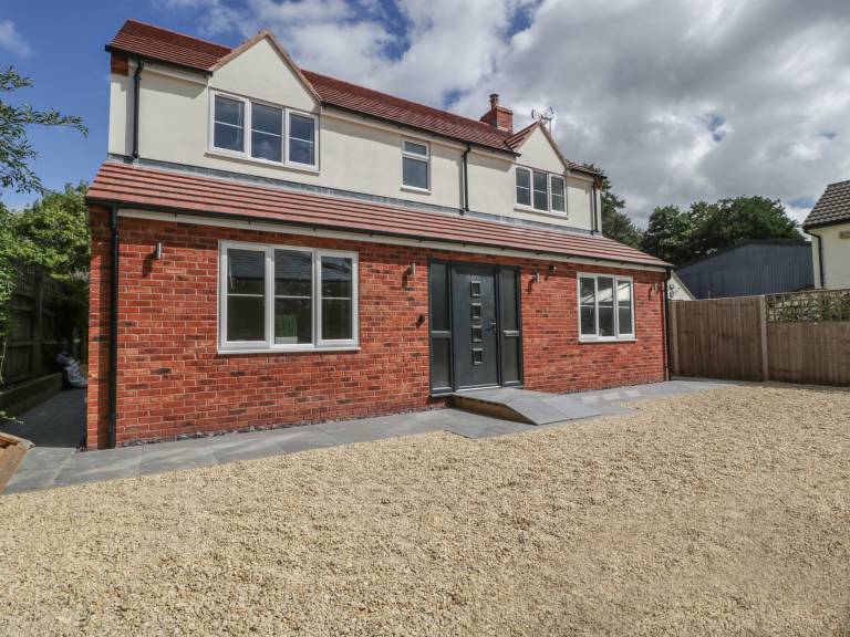 Cottage with yard & hot tub in Gloucester