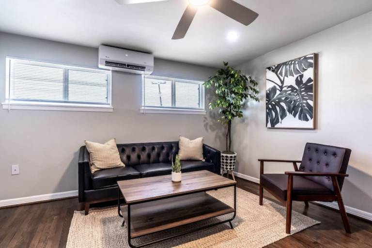 Cozy 1BR Near Downtown wWi Fi & Free Parking