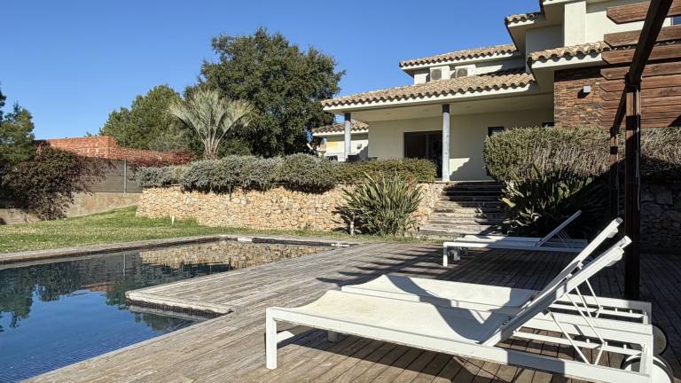 Villa with private pool, BBQ & patio — photo 3