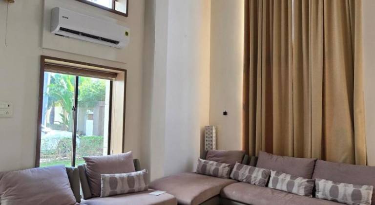 372 m&sup2; Villa
