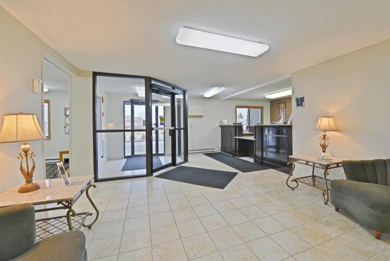 Americas Best Value Inn & Suites Bismarck — photo 2
