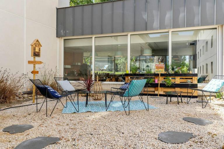 Serviced apartment with garden & terrace — photo 3