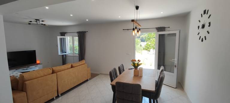 Lovely apartment with yard, BBQ & terrace | Mountain view | Pets are welcome in Sibenik