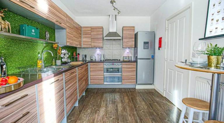 Stylish House with Smart TVs and Netflix, Fast Wifi, Free Parking and Garden by Yoko Property — photo 2