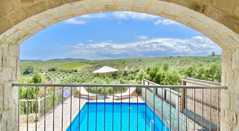 Fully equipped charming vacation home with yard, private pool & terrace | Dogs allowed in Platanias