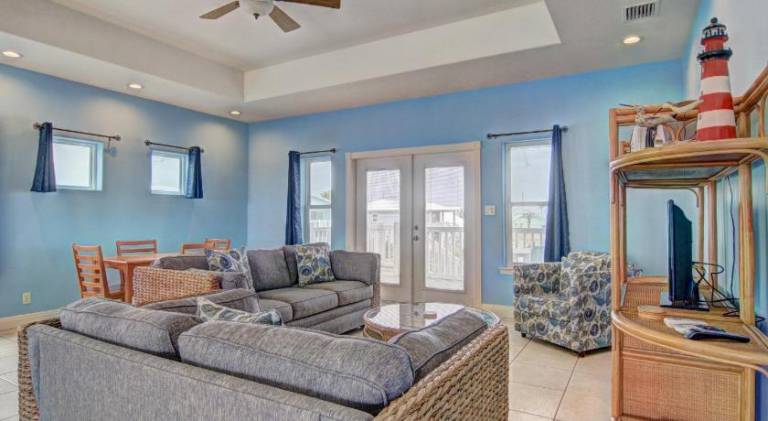 Casa Las Palmas - Pet Friendly! Boardwalk to the Beach! — photo 2