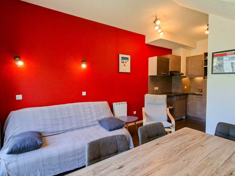 Komfortable Wohnung an der Piste mit Pool und Parkplatz
