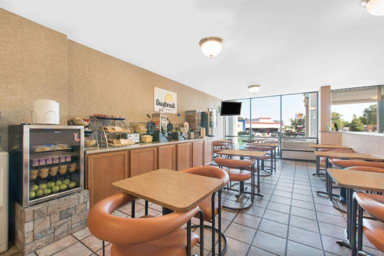 Days Inn by Wyndham West Rapid City — photo 3