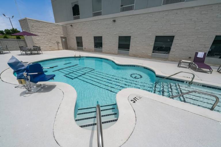 Holiday Inn Express & Suites Memphis Arpt Elvis Presley Blv by IHG