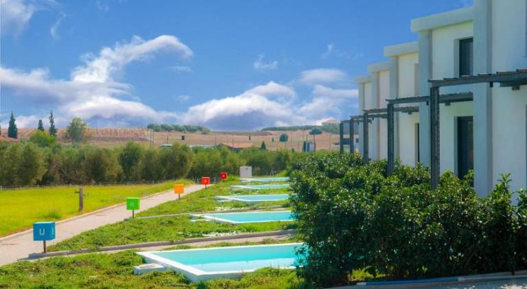 Serviced apartment with garden, BBQ & private pool — photo 3