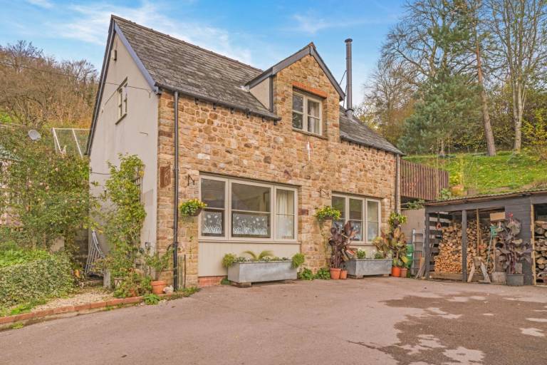 Cottage with garden in Gloucester