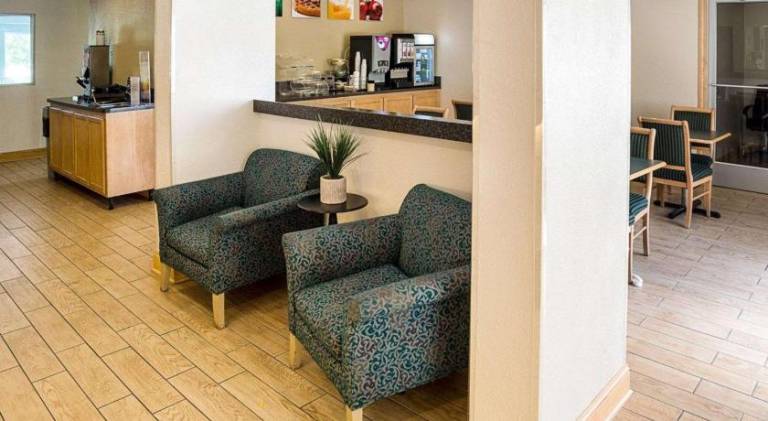 Quality Inn near Northtown Mall & National Sports Center — photo 4