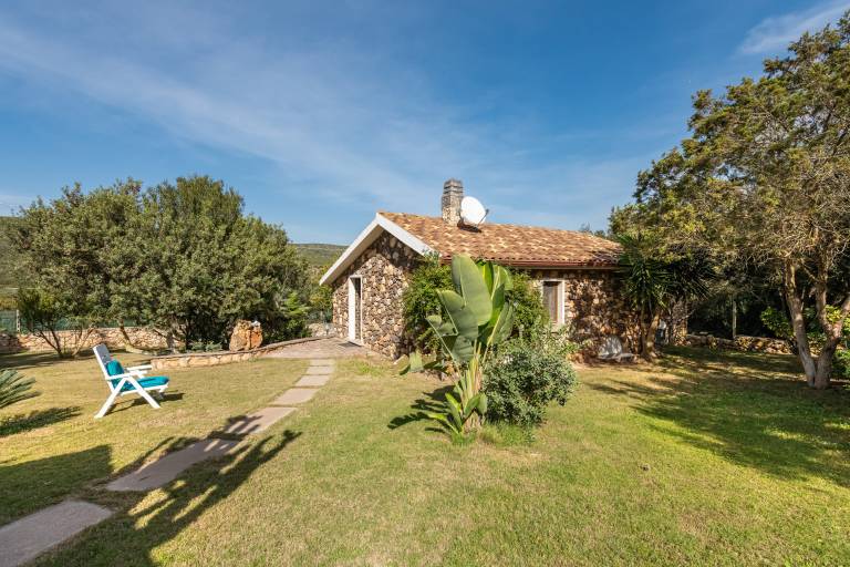 Beautiful villa with yard, patio & grill | Pets are welcome — photo 3