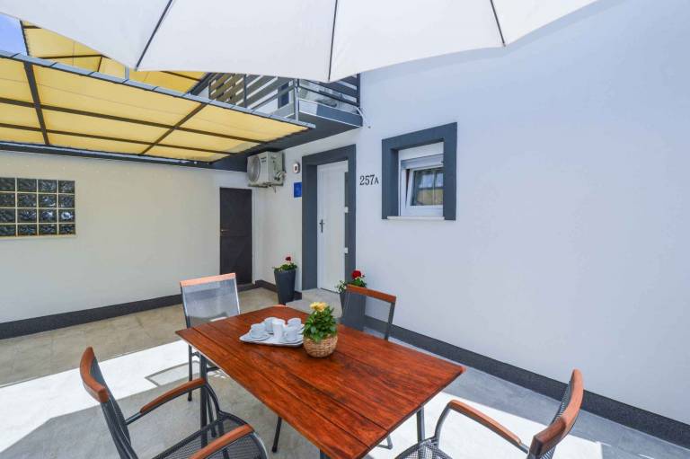 Charming vacation home with patio & barbeque | Dogs allowed — photo 4