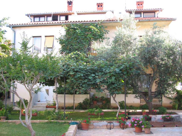 Holiday apartment with barbeque, yard & terrace — photo 3
