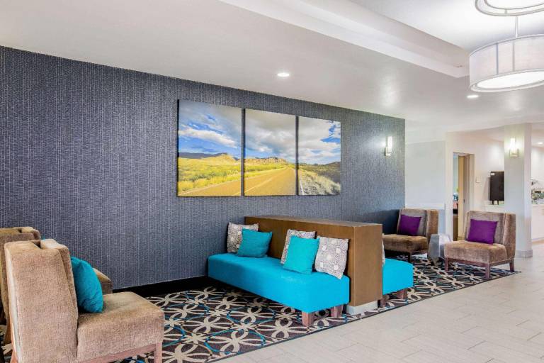 La Quinta Inn & Suites by Wyndham Mission at West McAllen — photo 2
