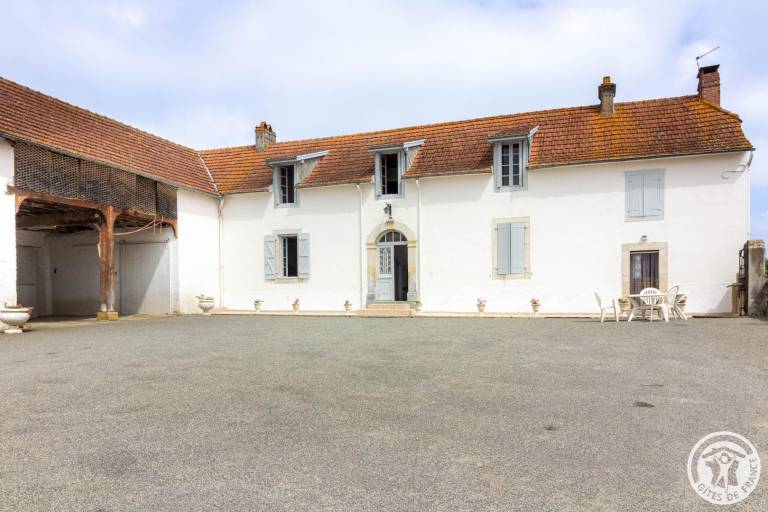 Gite with garden & barbeque — photo 2