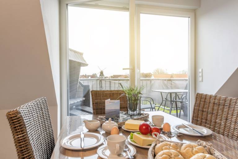 Neuzeitlich und modern: Die helle Wohlfühl- Obergeschoss-Maisonette- Wohnung (Neubau, bezugsfertig seid 04-2017) bietet Platz für 4 Personen und 1 Kleinkind. Auf dem kleinen, kuscheligen Balkon mit Strandkorb macht das Sonnenbaden richtig Spaß. — photo 3