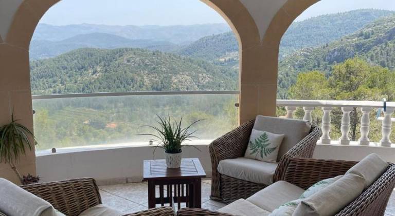 Chalet with private pool, patio & barbecue — photo 4