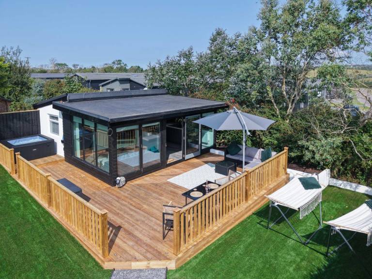 Chalet with fast internet, jacuzzi & grill | Beach view | Dogs allowed — photo 2