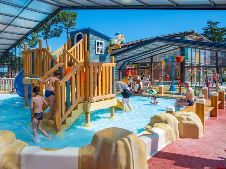Family-oriented mobile home with patio, heated pool & barbecue | Pets are welcome — photo 3