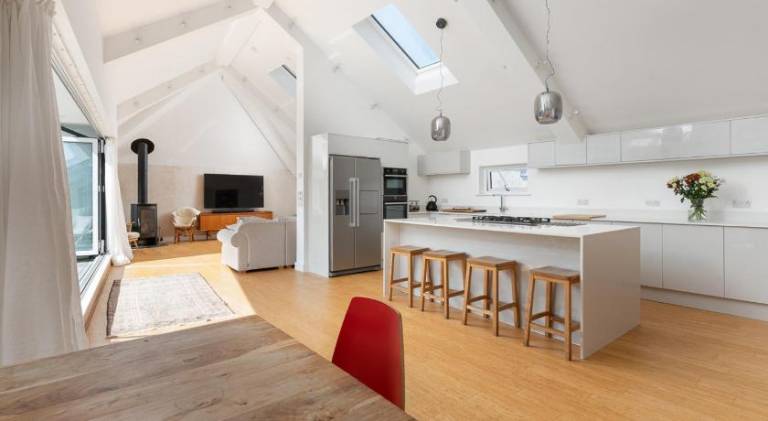 Stunning new 4 bed Penzance town Loft with parking — photo 2