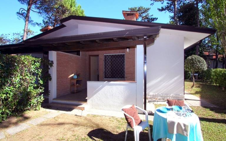 Family bungalow with private garden in Lignano Sabbiadoro