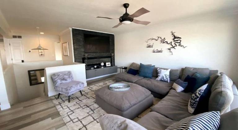 House with pool — photo 2