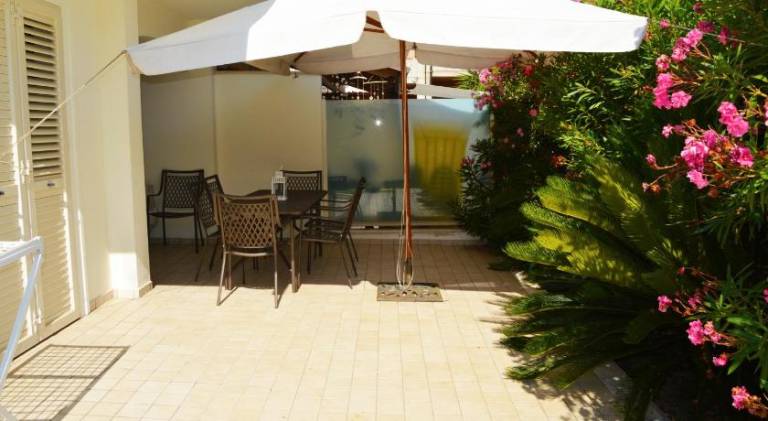 Holiday apartment with yard — photo 5