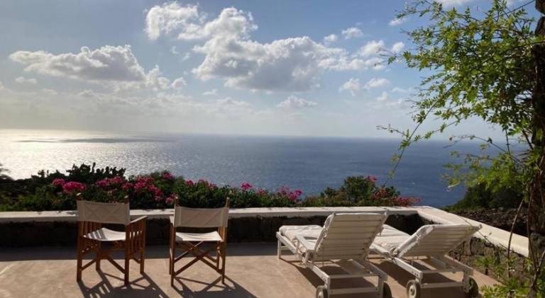 Villa with 3 rooms for 6 persons in Pantelleria