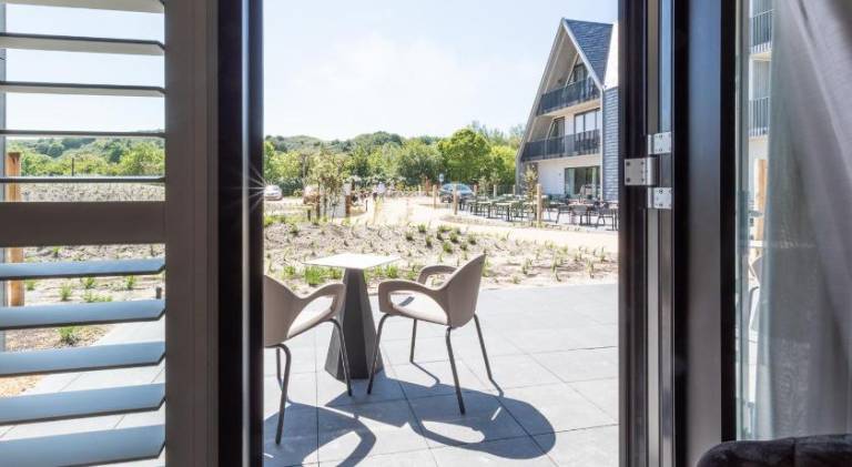 Serviced apartment with yard & patio | Close to the beach | Dogs allowed — photo 4
