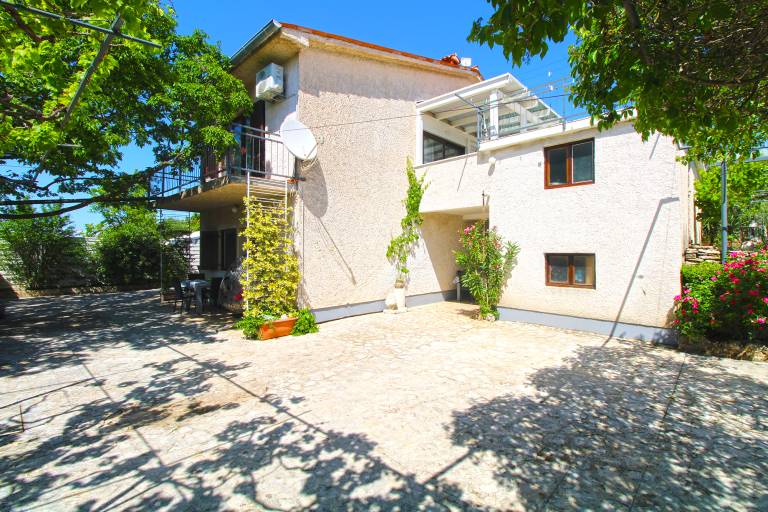 Family-friendly rental apartment with patio & barbecue | Beach nearby | Pet-friendly — photo 2