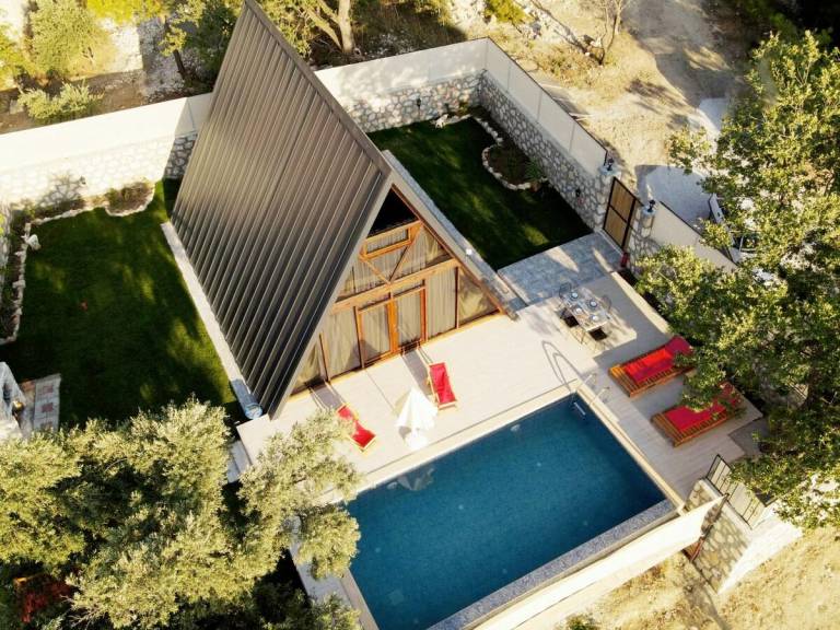 Villa with garden, pool & hot tub | Good for workation — photo 5