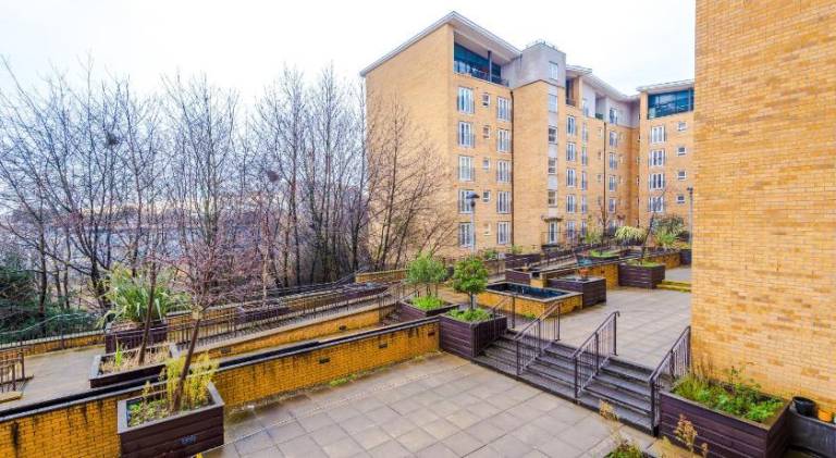 The Salford Luxe Apt - Chic & Modern 2-Bed Living - Business or Work-Friendly Stay by Parydise Prope — photo 4