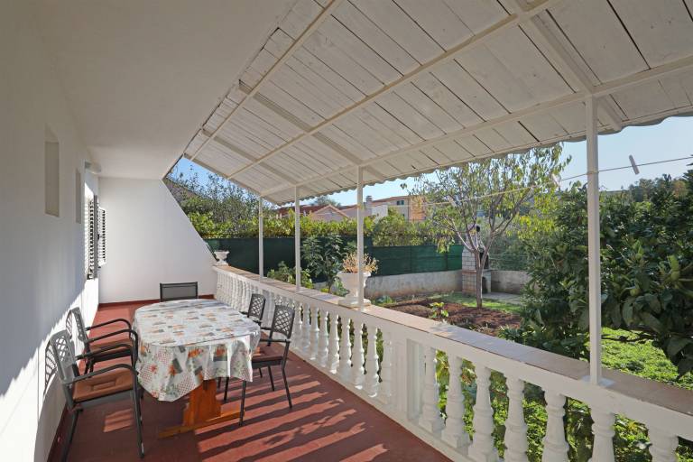 House with barbeque — photo 2