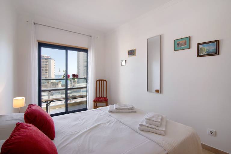 Apartment 'Quarteira Beach I' with Balcony, Wi-Fi and Air Conditioning — photo 4