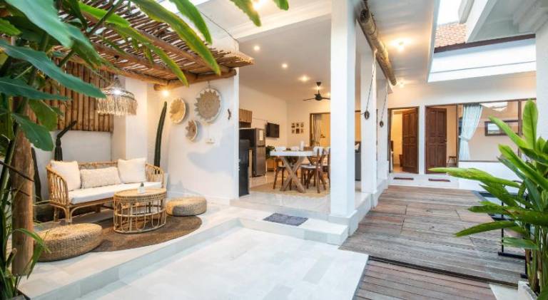Villa with pool — photo 3