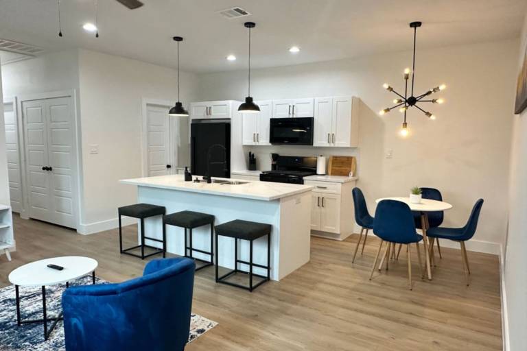 Quiet 3BR Home – Fast Access to IAH & Downtown — photo 4
