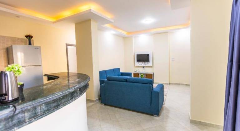 Serviced apartment with yard, pool & terrace | Pet-friendly — photo 4