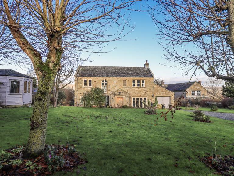Cottage with yard | Beach view in Leyburn