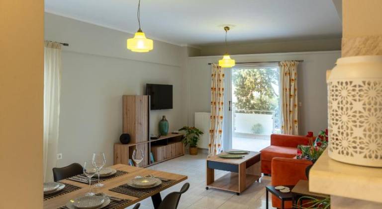 Comfortable 3-Bedroom Seaside Maisonette — photo 2