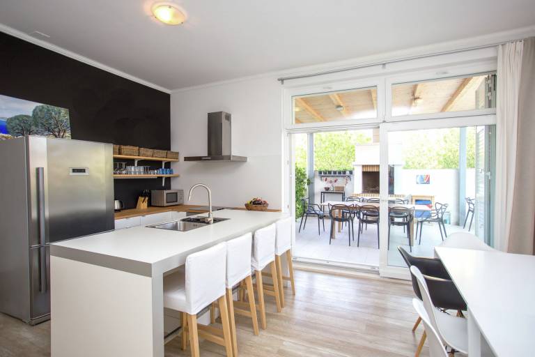 Children-friendly pleasant villa with pool, barbeque & patio | Pet-friendly — photo 4