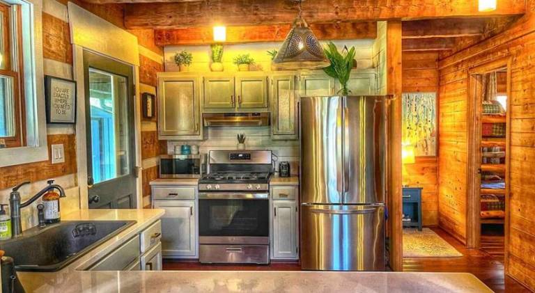 House with hot tub — photo 4