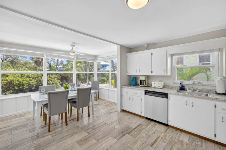 Sand Dollar sleeps 5 Pool 1 Block to Beach — photo 2