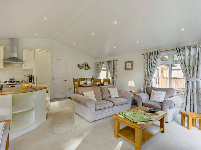Fully equipped lovely lodge with patio, jacuzzi & yard | Dogs allowed — photo 3