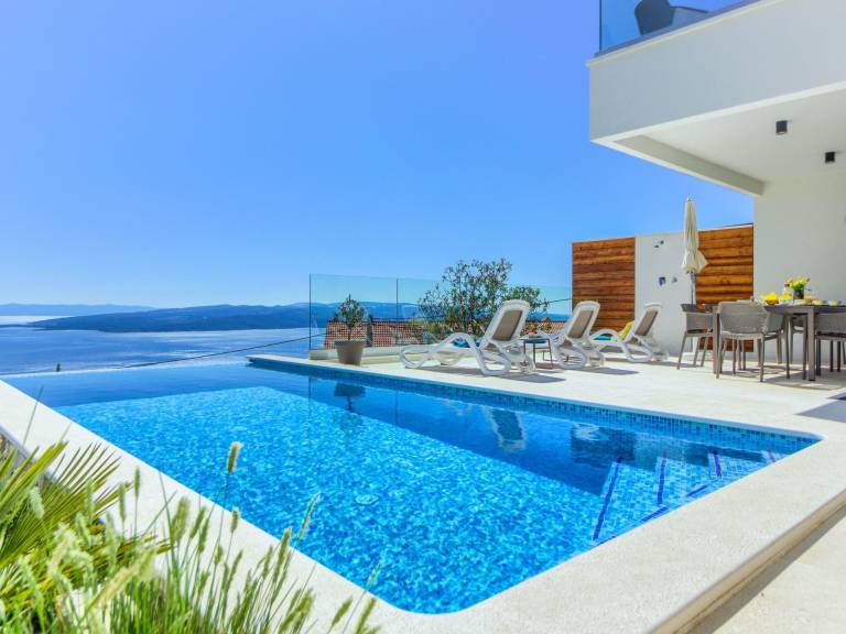 Vacation home with sauna, patio & BBQ | Mountain view — photo 2