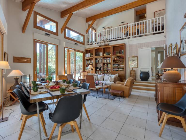 Vacation home with yard, grill & private pool — photo 4