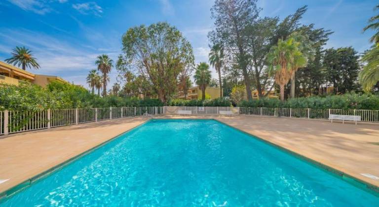 Serviced apartment with terrace, yard & private pool | Suitable for remote work | Dogs allowed — photo 4